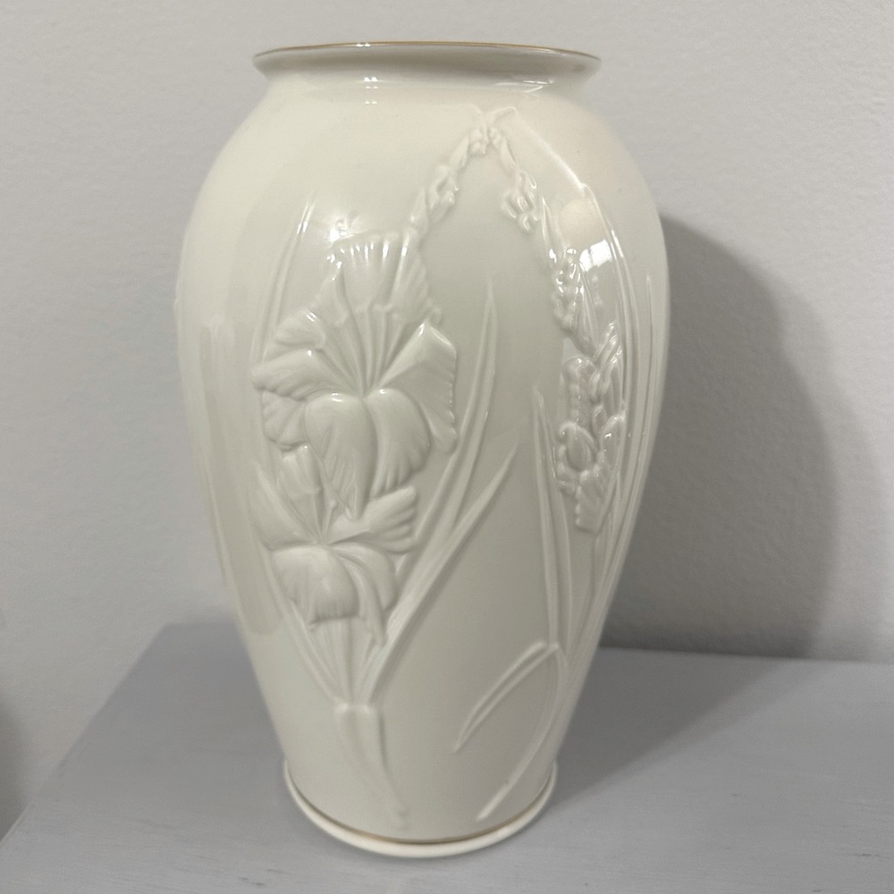 LENOX Large Vase “Masterpiece Collection” 9 1/2" Ivory Gold Trim